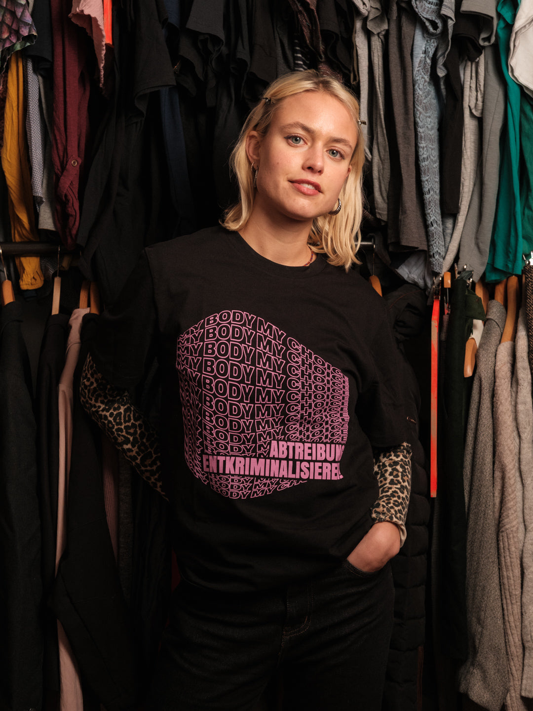 schwarzes Solishirt "Abtreibung Entriminalisieren"